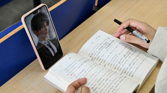 AI 연인 사진을 세워 두고 쓰는 일기